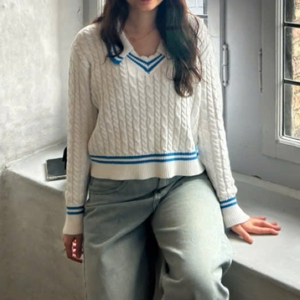Olivaceous White V-Neck Sweater with Blue Trim